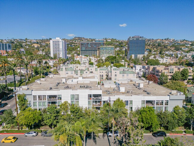 View of the Building - 906 N Doheny Dr