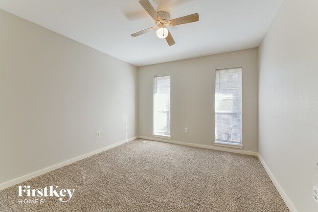 Building Photo - 214 Oakwood Dr