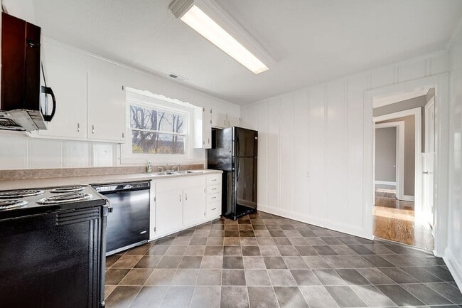 Building Photo - 312 W Schell St