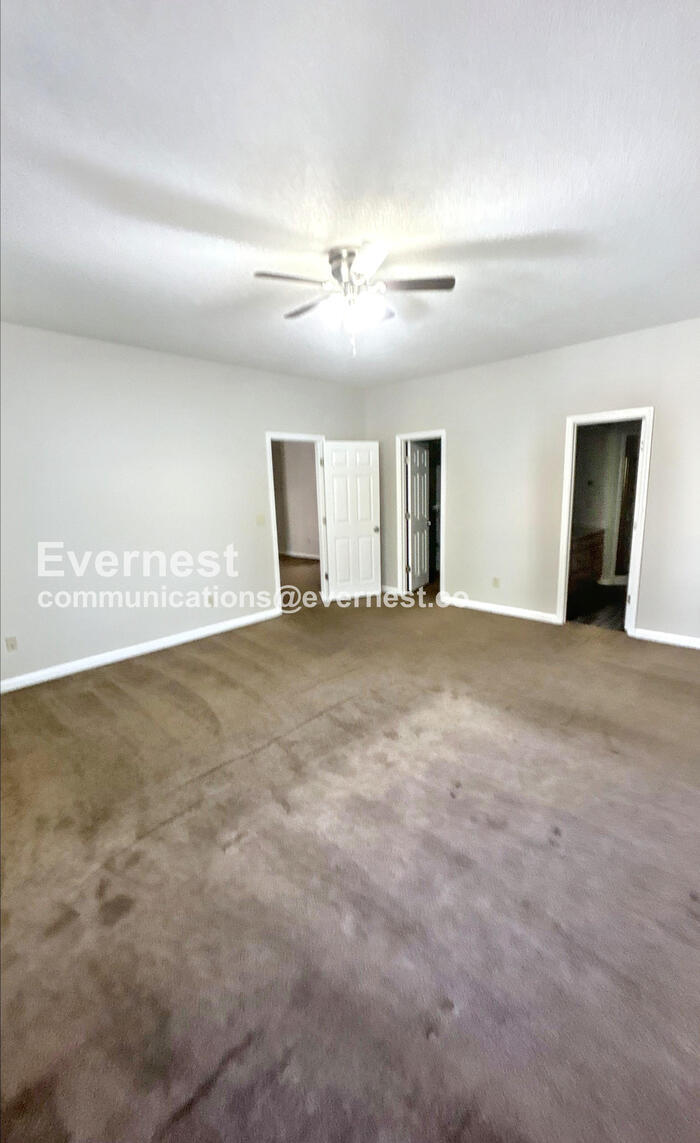 Building Photo - 1532 Lake Park Dr
