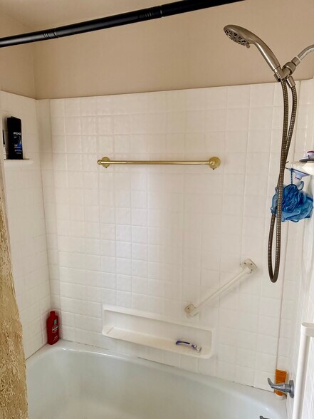 Shower/Tub in lower bathroom - 21834 Northcape St