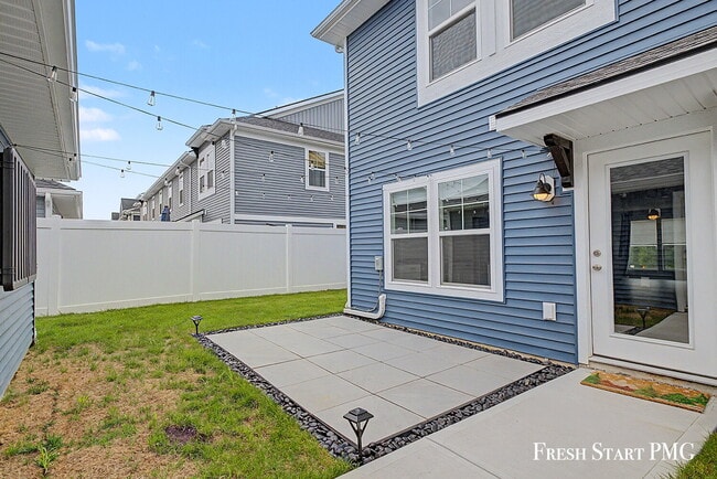 Building Photo - 3-Bed with 2.5 Baths in Rockford's Serene Setting with Fenced in Yard