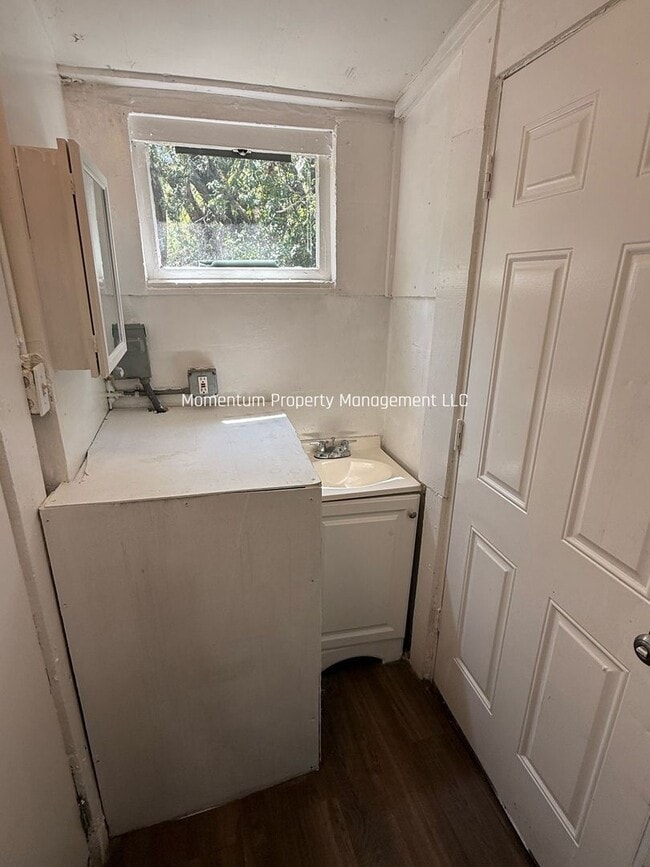 Building Photo - 1/1 Ybor Cottage- Move in Ready