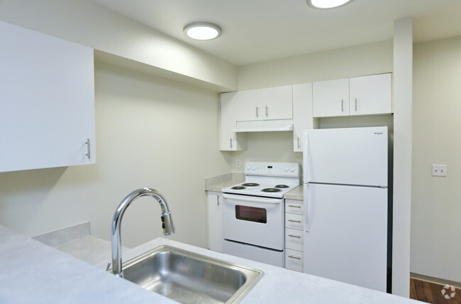 2BR, 1BA - 850 SF - King Arthurs Court