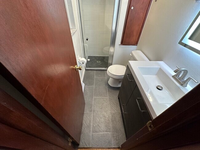 Building Photo - Brinwood Property APT A