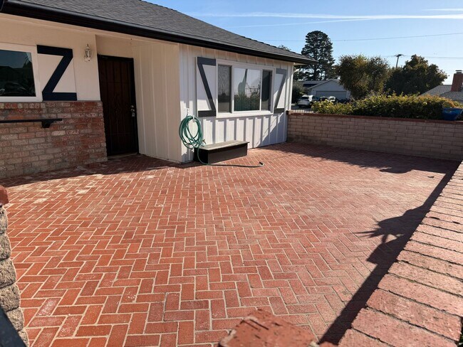 Building Photo - East Ventura