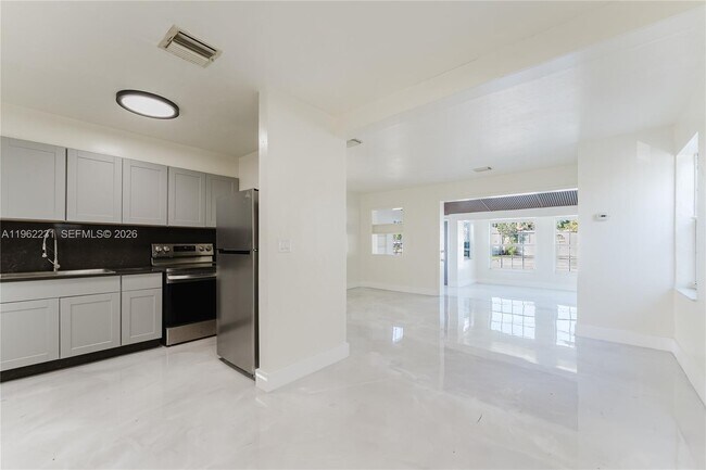 Building Photo - 1621 S 16th Ave