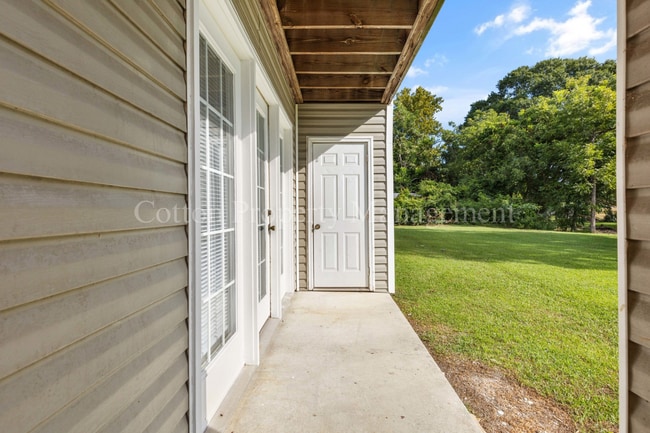 Building Photo - 406 N Dickerson St