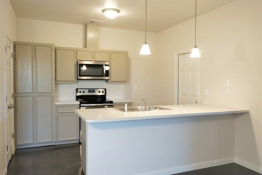 Building Photo - 128 E Ball Rd