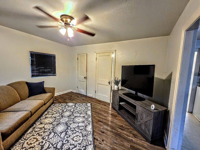 Building Photo - 1008 Runnels St