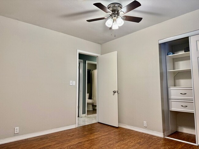 Building Photo - House For Rent