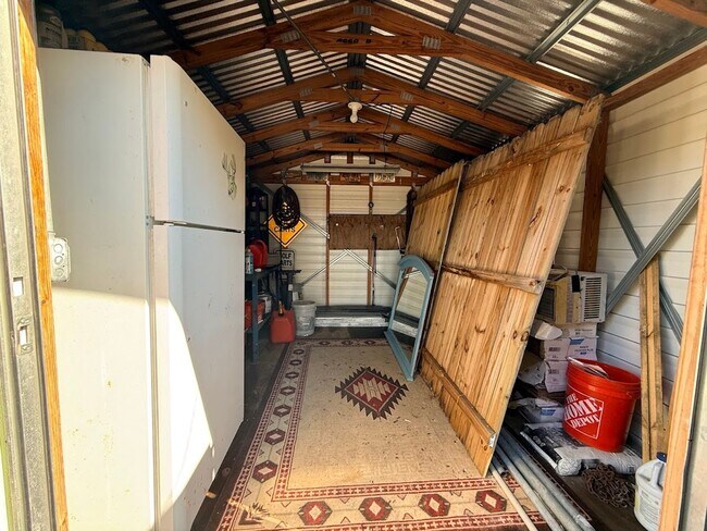 Building Photo - Super Cute 2/2 on almost half acre!