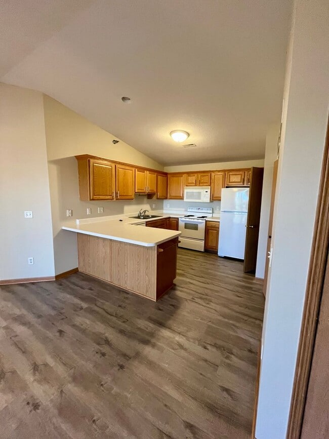 Building Photo - Condo For Rent!