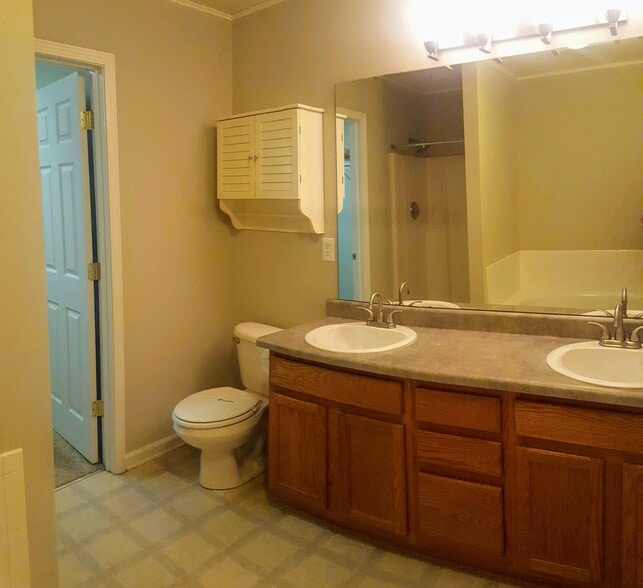 Master bathroom with Jacuzzi tub, dual sinks and separate shower. Attached to walk-in closet. - 3377 Weston Street