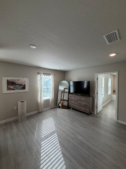 Building Photo - 24570 Broken Sound LP