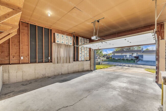 Building Photo - Spacious 5 Bed in Riverdale with Large Yard
