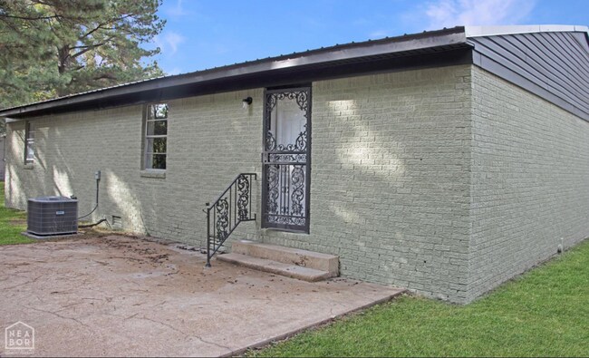 Building Photo - 107 E Elm St