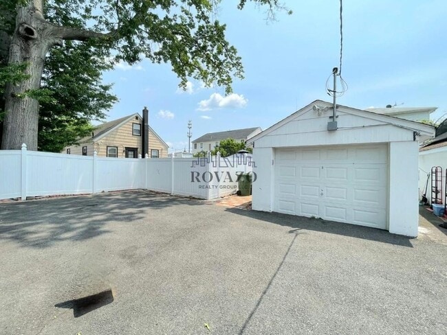 Building Photo - 832 Essex Ave