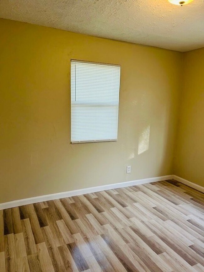 Building Photo - 3/1 House in Ft. Pierce