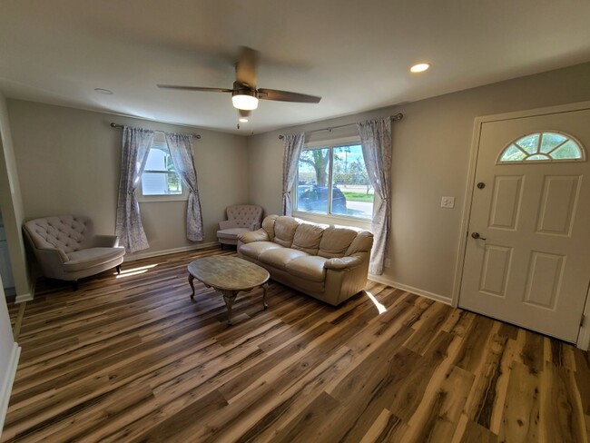 Building Photo - Newly Renovated Two Bedroom One Bath With ...