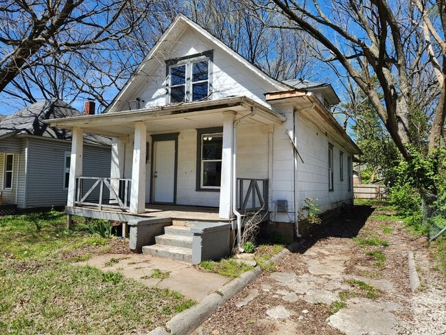 Spacious 3-Bedroom, 1-Bathroom Home AVAILA... - 813 W Madison St ...