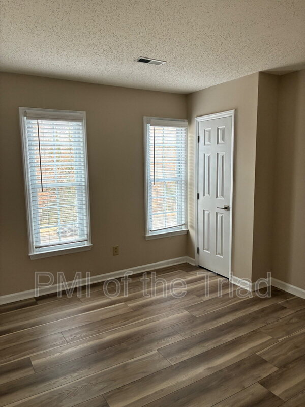 Building Photo - 10 Creekstone Ct