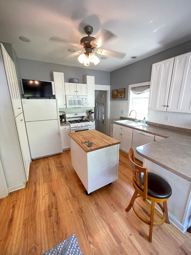Building Photo - AVAILABLE AUGUST 1ST - Beautiful Single Fa...