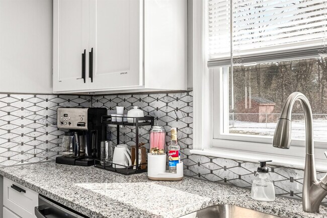 Building Photo - 8254 Mary Ann Ave