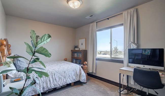 Building Photo - Well-kept Townhome for Rent in Bozeman! Near Parks, Schools and Trails.