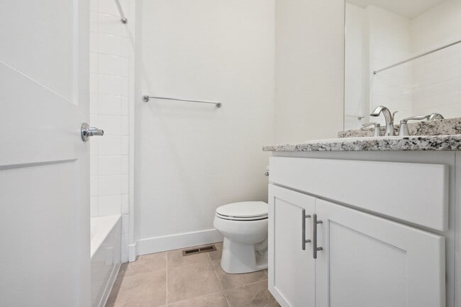 Building Photo - Great Townhome, Perfect Location! License #2023-BFN-0071747