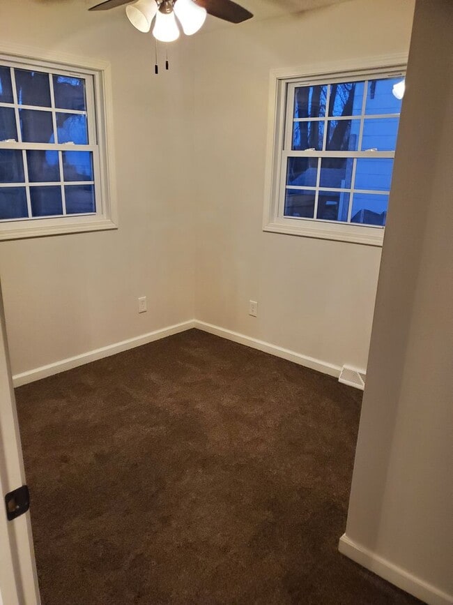 Building Photo - 2 Bedroom, 1 Bath Single Family Home in Clinton, IA