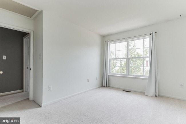 Building Photo - 210 Golden Larch Terrace NE