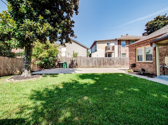 Building Photo - 2608 Rosewood St