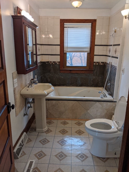 Building Photo - 2474 Lincoln Ave