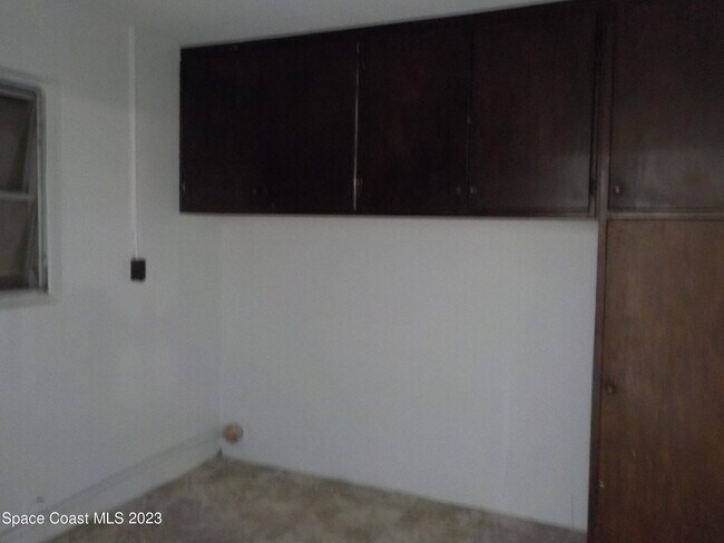 Building Photo - 636 Hampton Dr NE