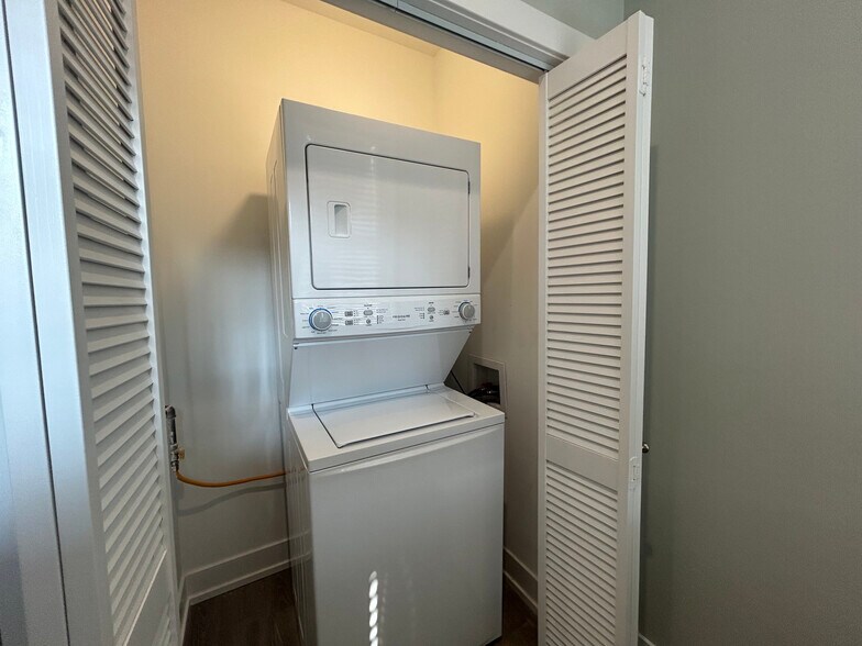 Building Photo - 1000 Crain St