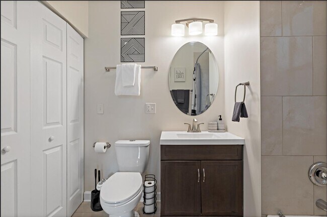 Building Photo - 5536 S King Dr