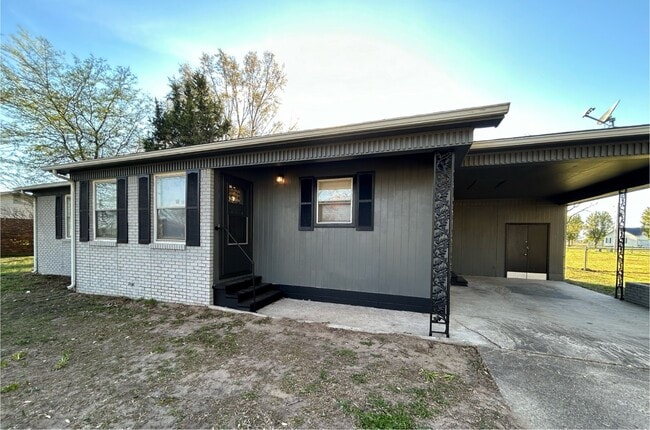 Building Photo - 825 David Ln