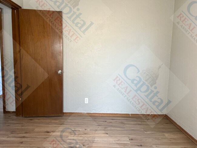 Building Photo - Charming 2 Bedroom