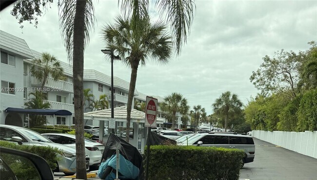 Building Photo - 100 Edgewater Dr