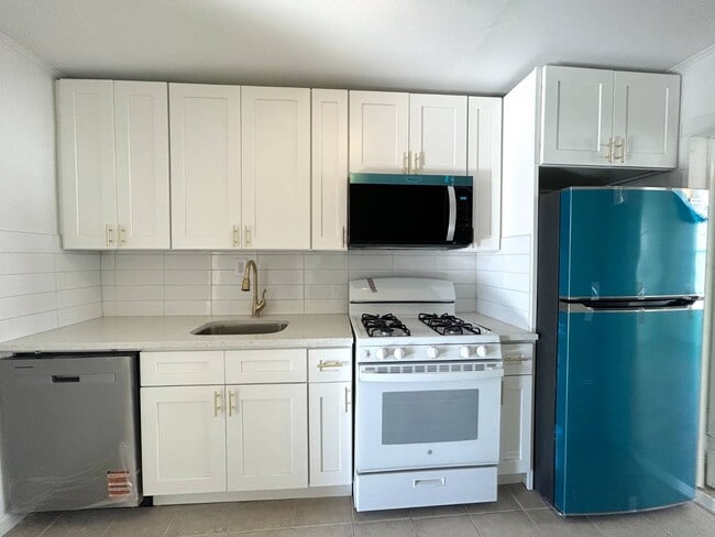 Building Photo - 681 Rhinelander Ave