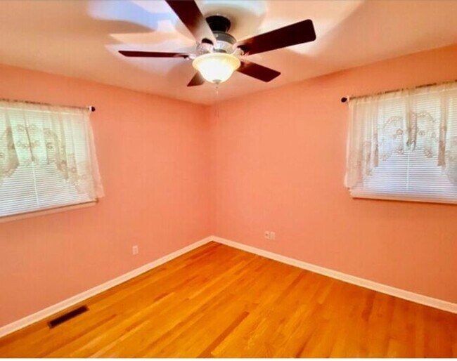 Building Photo - Great rental in South Huntsville with a FE...