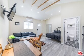 Building Photo - 10527 Bianca Ave