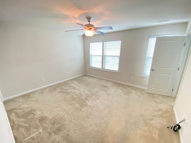 Building Photo - 3bed/2.5ba townhome Ideally Located betwee...