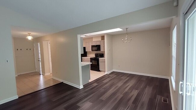 Building Photo - Chisle Run- 2 bedrooms and 1.5 bathrooms