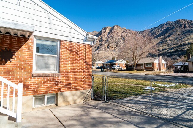 Building Photo - 3 Bed 1.5 Bath Updated Home with Private Fenced Backyard and Mountain Views
