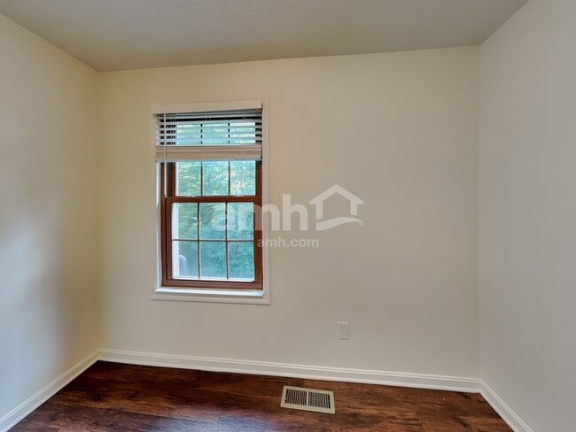 Building Photo - 1406 R J Ln