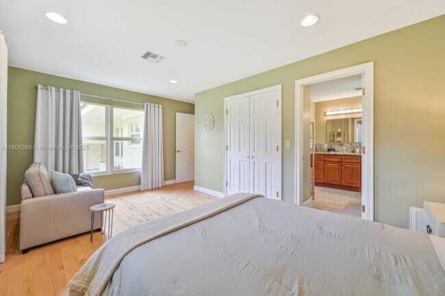 Building Photo - 671 Live Oak Ln