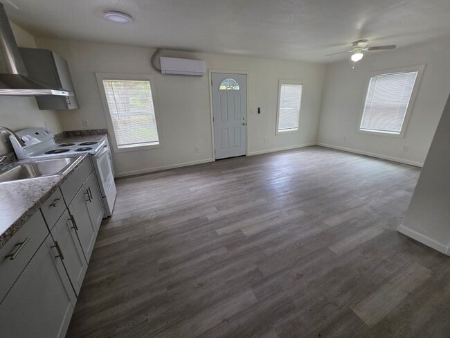 Building Photo - 2 bed 1 bath home close to town.
