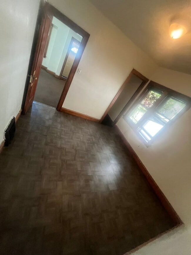 Building Photo - Spacious 2Bedroom Lower Duplex